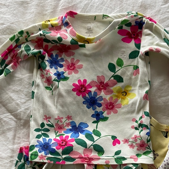 Set of 4 Gap Girls long sleeve organic cotton pajamas - Picture 5 of 8